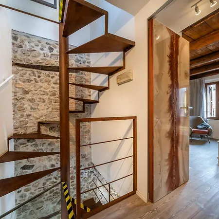 Guesthost - Jacaranda *