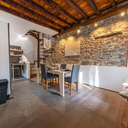 Guesthost - Jacaranda *